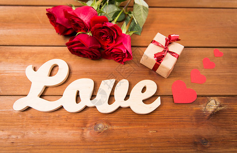爱情,浪漫,情人节假期的礼品盒,红玫瑰心木头上图片
