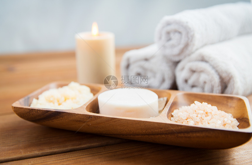 美容,水疗,身体护理,天然化妆品沐浴肥皂与喜马拉雅盐擦洗木制碗桌子上图片