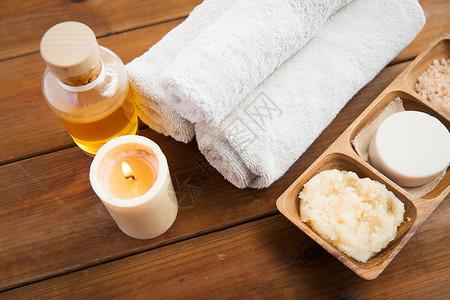 美容,水疗,身体护理,天然化妆品健康肥皂与蜡烛浴巾木制桌子上图片