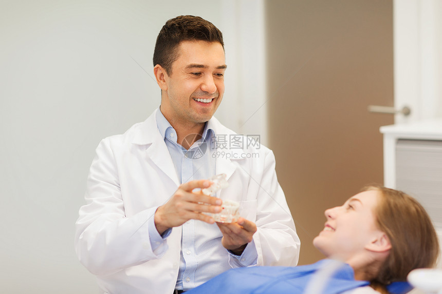 牙医给病人女孩看牙图片