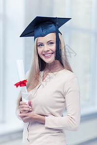 带着证书戴毕业帽的快乐学生证书的毕业帽学生学校高清图片素材