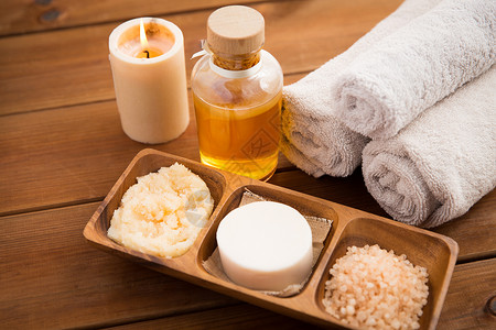 美容,水疗,身体护理,天然化妆品健康肥皂与蜡烛浴巾木制桌子上图片