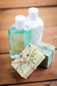 私处洗液美容,水疗,身体护理,浴缸天然化妆品的手工肥皂棒洗液瓶木制桌子上背景