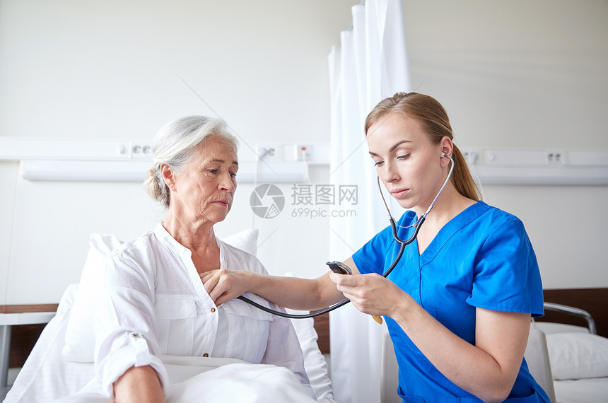 医学,龄,支持,保健人的医生护士用听诊器访问老妇女,并检查她的心跳医院病房图片