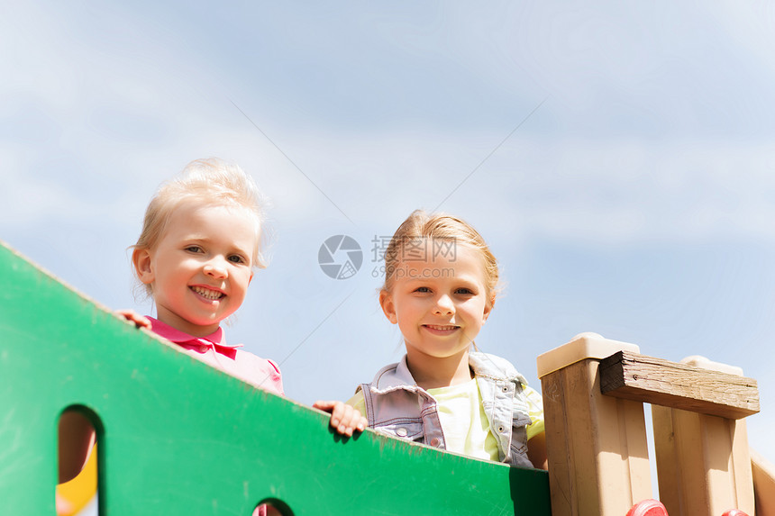 夏天,童,休闲,友谊人的快乐的小女孩儿童游乐场爬架图片