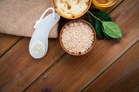 美容,水疗,身体护理,天然化妆品浴室喜马拉雅粉红色盐与刷子毛巾木桌上图片