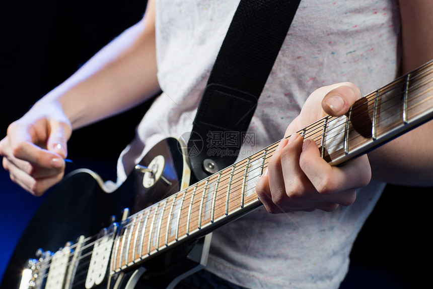 音乐,人,乐器娱乐活动密切女音乐家的手与中介玩电吉他图片