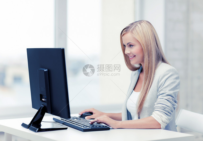 微笑的女商人用她的电脑的照片电脑的女商人图片