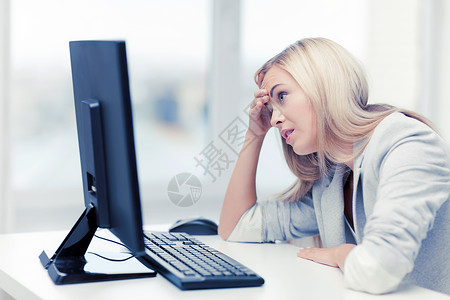 压力的女商人工作时带着电脑的照片电脑的压力很大的女人图片