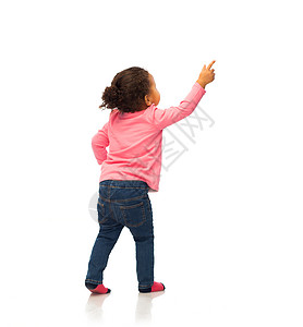 人,种族,种族童的快乐的非裔美国女婴指指点点的东西后图片