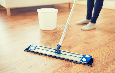 人,家务家务妇女的腿与拖把清洁地板家里图片