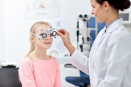 保健,医学,人,视力技术验光师与试用框架检查女孩病人视力眼科诊所光学商店背景图片