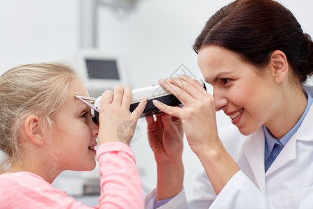 保健,医学,人,视力技术验光师与瞳孔仪检查病人眼压眼科诊所光学商店图片