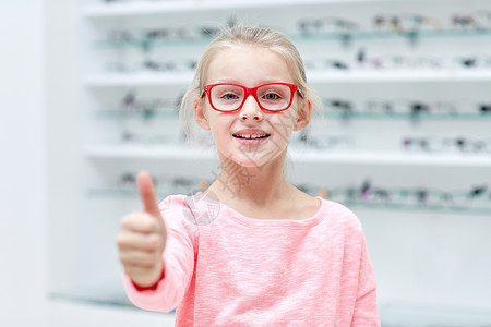 保健,人,视力视力小女孩眼镜商店竖大拇指图片