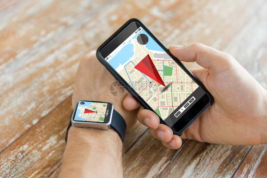 人,现代技术,应用导航男手智能手机佩戴手表与GPS路线图屏幕上图片
