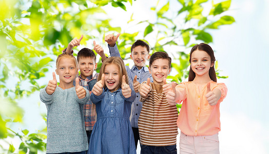 童,夏天,手势人的快乐的微笑孩子绿色的自然背景上竖大拇指图片