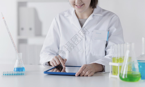 科学化学生物学医学人的临床实验室用平板电脑进行测试研究的轻女科学家图片