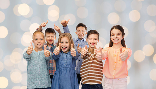 童,时尚,手势人的快乐的微笑孩子们节日的灯光背景上竖大拇指图片