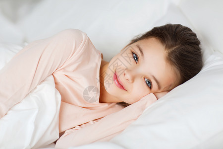 人,孩子,休息舒适的快乐的微笑女孩躺床上睡家里图片