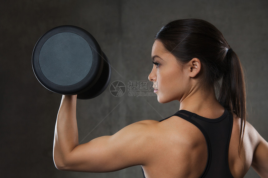 健身,运动,锻炼,训练人的轻的女人健身房用哑铃弯曲肌肉图片