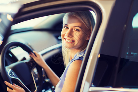 汽车业务,汽车销售,消费主义,交通人们的快乐的女人坐驾驶汽车图片