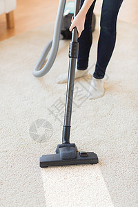 吸尘器女孩人,家务家务妇女与腿吸尘器清洁地毯家里背景