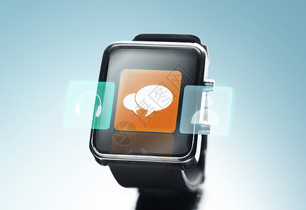 现代技术,通信,象媒体黑色智能手表与文本气泡图标屏幕上的蓝色背景图片