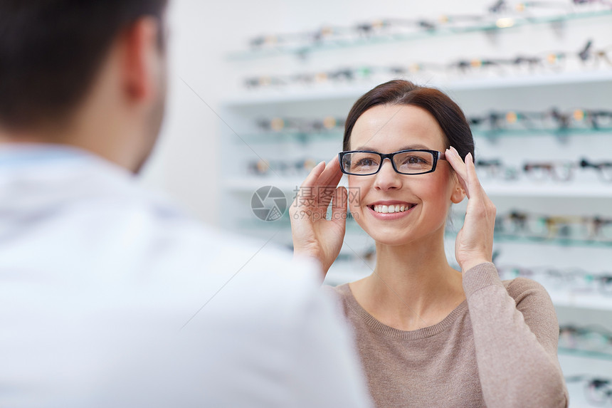保健,人,视力视力快乐的女人选择展示眼镜光学商店图片