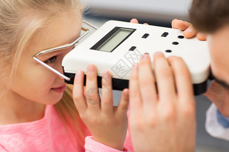 保健医学人视力技术眼科诊所光学商店用瞳孔仪检查病人眼压图片