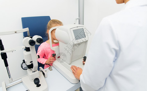 反射式保健,医学,人,视力技术验光师与自动拖拉机检查病人视力眼科诊所光学商店背景