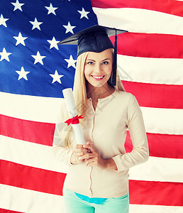 戴着美国证书的毕业帽的快乐学生证书的毕业帽学生知识高清图片素材