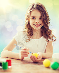 复活节,假期孩子的快乐的女孩刷着色复活节彩蛋灯光背景图片