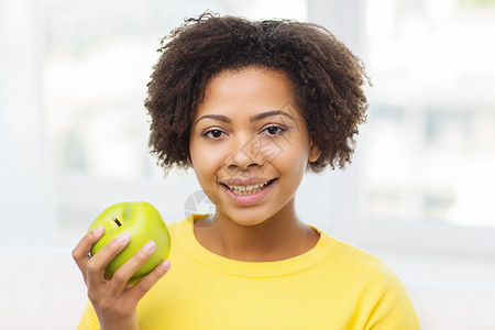 人,食物,健康饮食牙科护理快乐的非裔美国轻妇女与绿色苹果家里图片