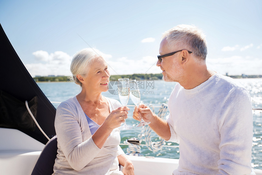 航海,龄,旅行,假期人们的快乐的老夫妇海上漂浮的帆船游艇甲板上碰碰香槟杯图片