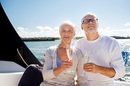 龄璃杯帆船,龄,旅行,假日人们的快乐的老夫妇带着香槟杯帆船游艇甲板上漂浮海上背景