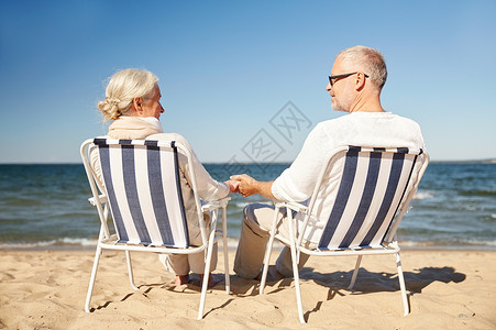 折叠躺椅家庭,龄,旅游,旅游人的快乐的老夫妇休息折叠椅上的夏季海滩后背景