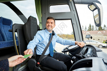 运输,旅游,公路旅行人的微笑巴士司机乘客那里取票塑料卡图片