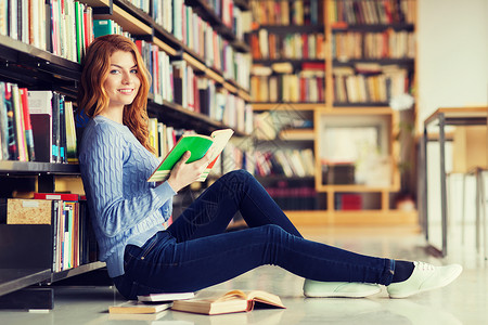 人知识教育学校理念快乐的学生女孩坐地板上,图书馆看书图片