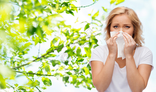 人,保健,鼻炎,感冒过敏的快乐的女人用纸巾鼻子的自然背景图片