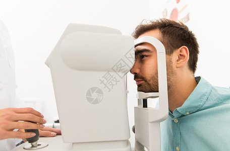 自动折射镜测试配镜师高清图片