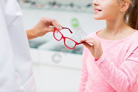 保健,人,视力视力近距离的眼镜给小女孩光学商店图片