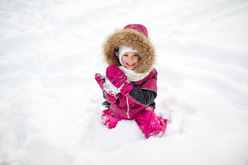 童,时尚,季节人的快乐的孩子女孩穿着冬天的衣服玩雪图片