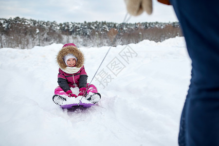 童,雪橇,休闲,季节人的父母携带快乐的孩子雪橇冬天图片