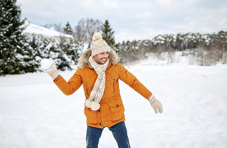 人们,季节休闲的快乐的轻人冬天玩雪球图片