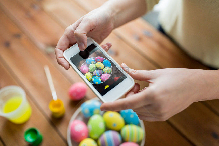 复活节,假日,传统,技术人的用智能手机近距离拍摄彩色复活节彩蛋图片
