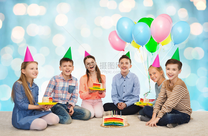 童,假期,庆祝,友谊人的快乐的微笑孩子戴着生日蛋糕气球蓝色假日灯光背景图片