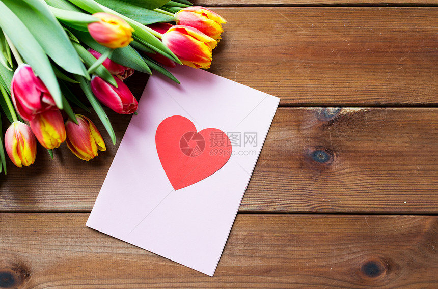 节日,爱情情人节的郁金香花贺卡与心木桌上图片