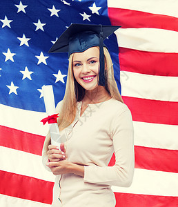 戴着美国证书的毕业帽的快乐学生证书的毕业帽学生学士高清图片素材