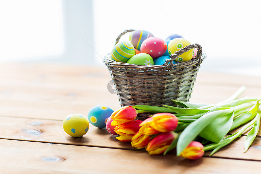 复活节,假日,传统象彩色复活节鸡蛋篮子郁金香花木桌上图片