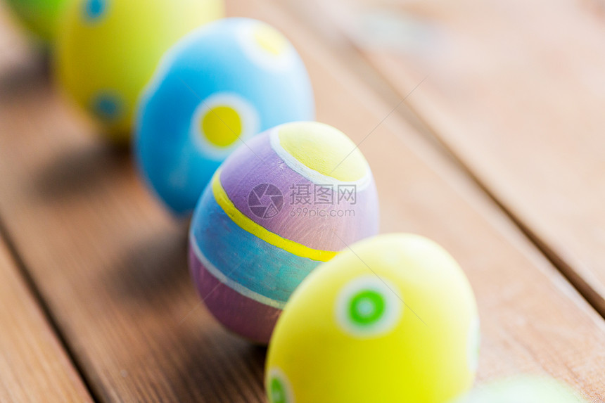 复活节,假日,传统物体木制表上的彩色复活节彩蛋图片